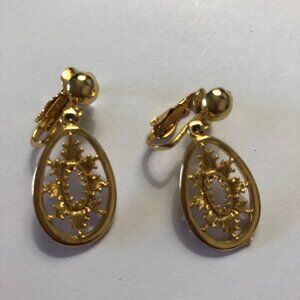 Vintage gold toned earrings with oval open filigree clip on